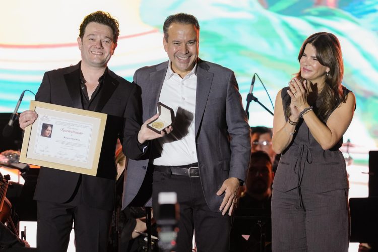 Entrega Toño Astiazarán medalla Emiliana de Zubeldía al tenor sonorense Arturo Chacón