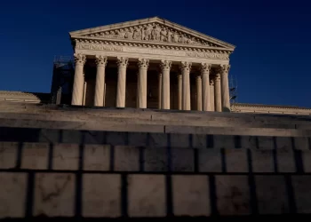 Corte Suprema de EU retira protección de permiso humanitario a 500 mil migrantes