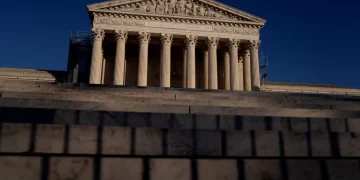 Corte Suprema de EU retira protección de permiso humanitario a 500 mil migrantes