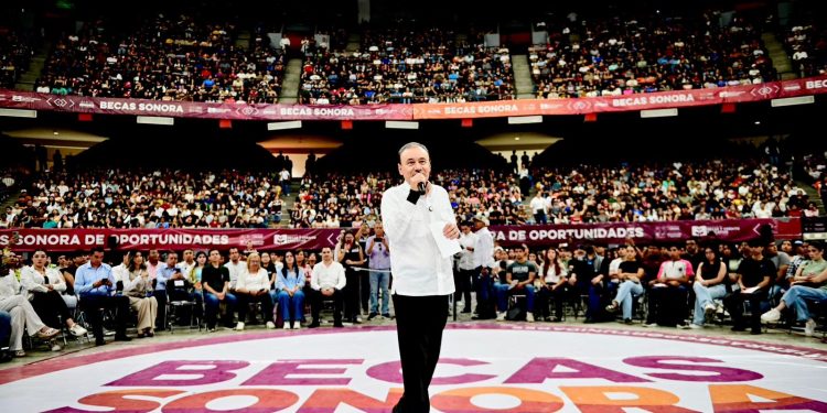 Gobernador Durazo cumple al beneficiar a más de 10 mil universitarios con becas académicas