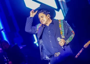 Retira EU visa de trabajo a Julión Álvarez; pospone concierto en Texas