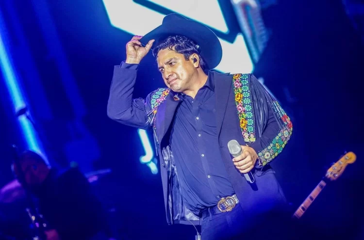 Retira EU visa de trabajo a Julión Álvarez; pospone concierto en Texas