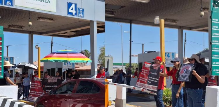 Maestros en liberan en la región Yaqui y otros municipios del sur de Sonora caseta de cobro número 150 en protesta contra la Ley del ISSSTE