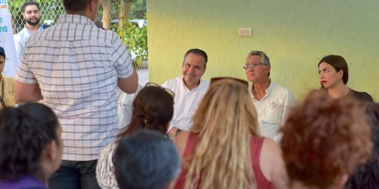 Acerca Toño Astiazarán atención y servicios del Municipio a la colonia Ley 57