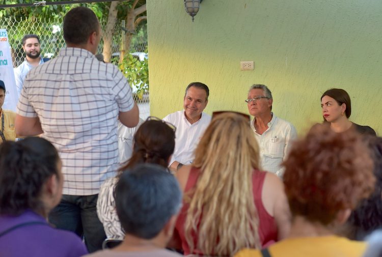 Acerca Toño Astiazarán atención y servicios del Municipio a la colonia Ley 57