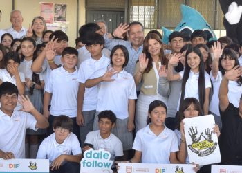 Apoyan Toño Astiazarán y Patty Ruibal a jóvenes con el programa Advertencia para prevenir adicciones