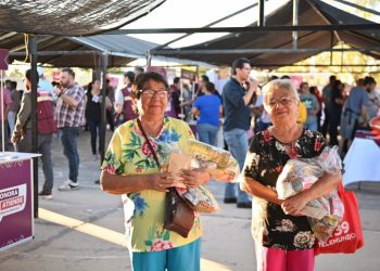 Gobernador Durazo cumple a familias de la colonia Arcoiris con feria de servicios gratuitos “Sonora Atiende”