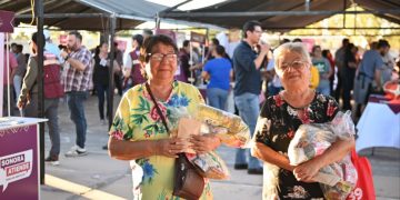 Gobernador Durazo cumple a familias de la colonia Arcoiris con feria de servicios gratuitos “Sonora Atiende”