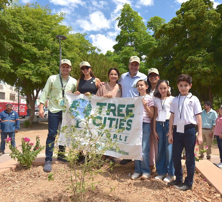 Recibe Toño Astiazarán el distintivo mundial Tree Cities Of The World