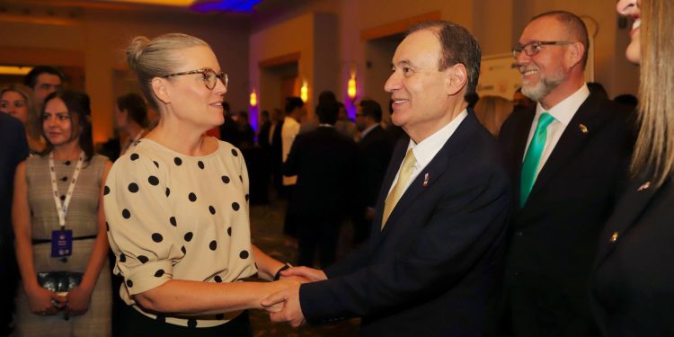 Inauguran Gobernador Durazo y Gobernadora Hobbs cumbre Sonora-Estados Unidos, Arizona-México en Phoenix