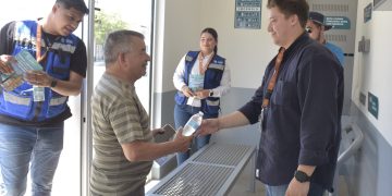 Invitan jóvenes a usar y cuidar las paradas de camión refrigeradas de Hermosillo