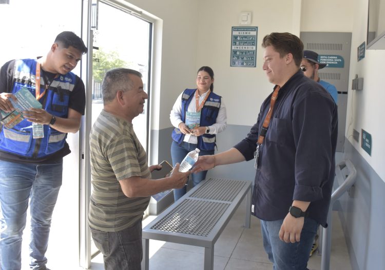Invitan jóvenes a usar y cuidar las paradas de camión refrigeradas de Hermosillo
