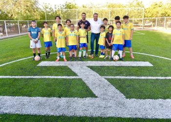 Cumple Toño Astiazarán a vecinos de Villas del Mediterráneo con rehabilitación de cancha de fútbol