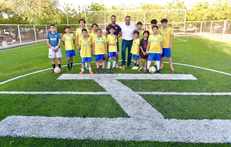 Cumple Toño Astiazarán a vecinos de Villas del Mediterráneo con rehabilitación de cancha de fútbol