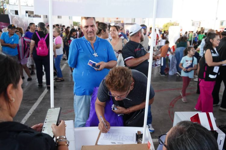 Gobernador Durazo cumple a familias hermosillenses; jornada gratuita de “Sonora Atiende” llega a la Nuevo Hermosillo