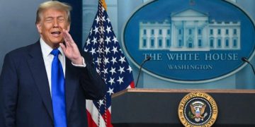 Corte Suprema permite a Trump poner fin a ciudadanía de hijos migrantes en EU