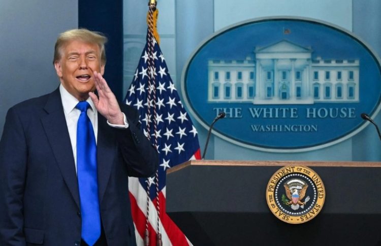 Corte Suprema permite a Trump poner fin a ciudadanía de hijos migrantes en EU