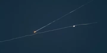 Israel ataca a Irán y declara el estado de emergencia en todo el país