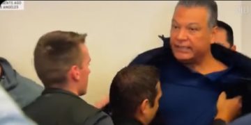 Un senador demócrata, expulsado a la fuerza de una comparecencia sobre las protestas de Los Ángeles