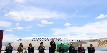 Presidenta Claudia Sheinbaum recibe primer aeronave embraer E195-E2
