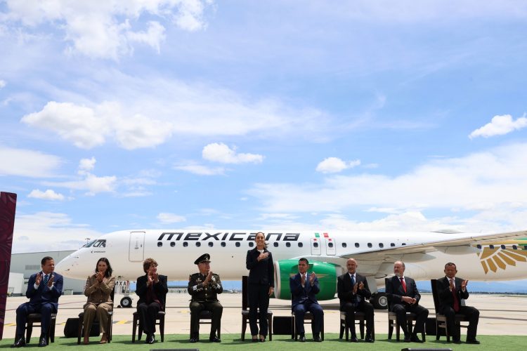Presidenta Claudia Sheinbaum recibe primer aeronave embraer E195-E2