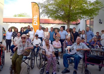 Con aportación de Carín León a través de Misión Solar se apoya a asociaciones como el asilo de ancianos: Toño Astiazarán