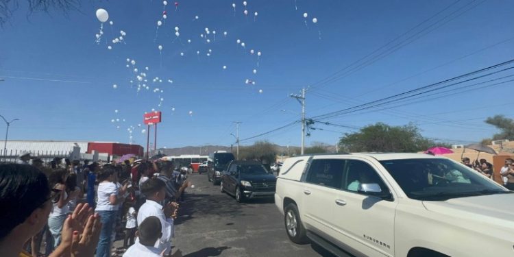 En lugar de graduación, su último adiós a niñas asesinadas en Sonora