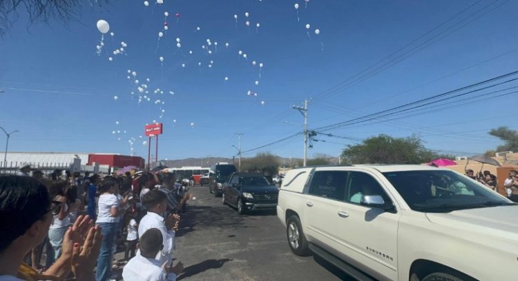 En lugar de graduación, su último adiós a niñas asesinadas en Sonora
