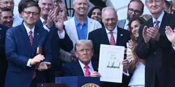 Promulga Trump su “ley grande y hermosa” de presupuesto en la Casa Blanca
