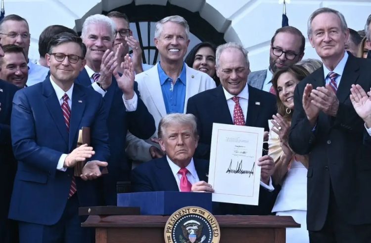 Promulga Trump su “ley grande y hermosa” de presupuesto en la Casa Blanca