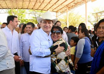 Gobernador Durazo cumple a más de 2 mil 600 familias del sur con entrega de tarjetas para fortalecer su economía