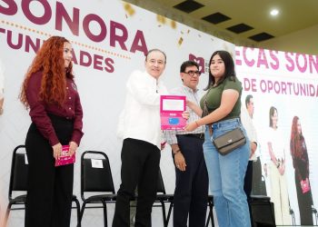 Gobernador Durazo impulsa la transformación de Nogales con más de mil becas universitarias y modernización carretera