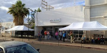 Instala Bienestar Sonora carpas y sillas en Bancos del Bienestar en atención a la derechohabiencia de programas sociales