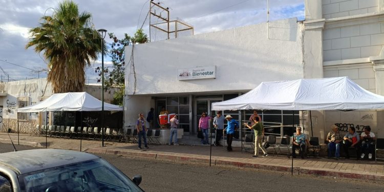 Instala Bienestar Sonora carpas y sillas en Bancos del Bienestar en atención a la derechohabiencia de programas sociales