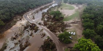 51 muertos en inundaciones en Texas mientras la búsqueda de desaparecidos se vuelve más urgente