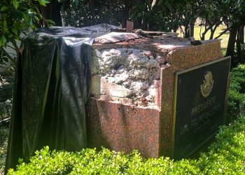 Cae árbol sobre la estatua de Felipe Calderón en Los Pinos y la derriba