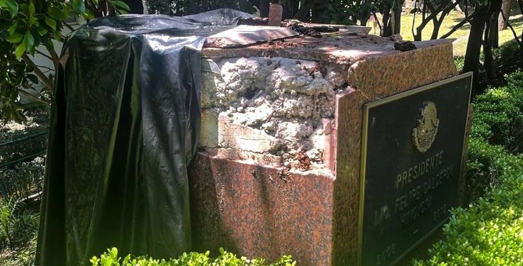 Cae árbol sobre la estatua de Felipe Calderón en Los Pinos y la derriba