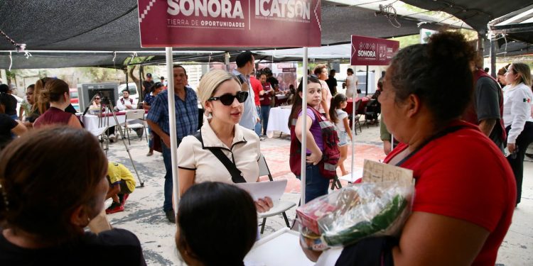 Gobernador Durazo beneficia con servicios gratuitos de “Sonora Atiende” a familias de la colonia Altares