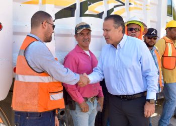 Da Toño Astiazarán banderazo a construcción de vivienda económica con paneles solares