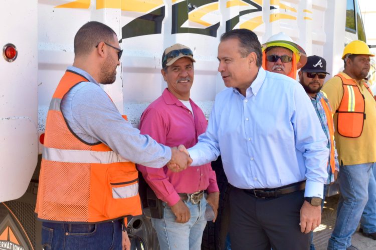 Da Toño Astiazarán banderazo a construcción de vivienda económica con paneles solares