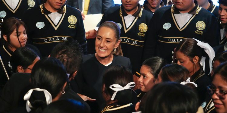 Sheinbaum encabeza ceremonia del primer ciclo escolar del bachillerato nacional, un derecho para los jóvenes en México