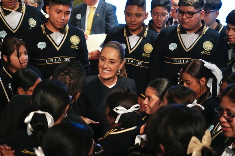 Sheinbaum encabeza ceremonia del primer ciclo escolar del bachillerato nacional, un derecho para los jóvenes en México