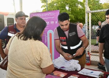 Con jornada “Sonora Atiende” Gobernador Durazo beneficia a familias de la colonia Villa del Real