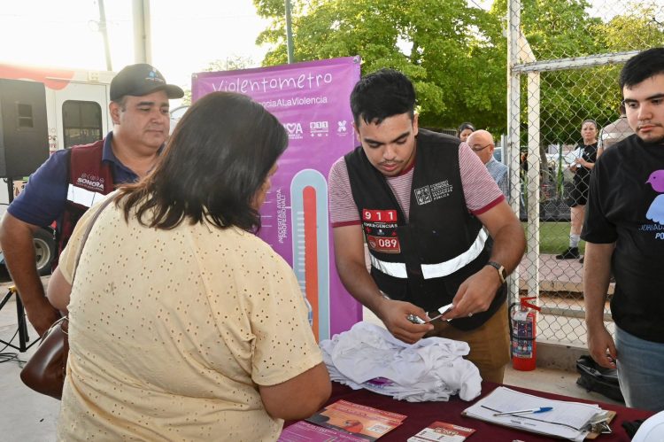Con jornada “Sonora Atiende” Gobernador Durazo beneficia a familias de la colonia Villa del Real