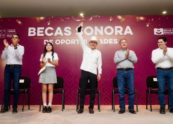 Gobernador Durazo cumple a estudiantes de la Sierra con becas y libros gratuitos