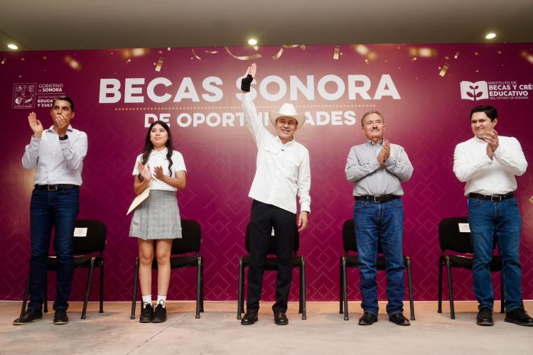 Gobernador Durazo cumple a estudiantes de la Sierra con becas y libros gratuitos