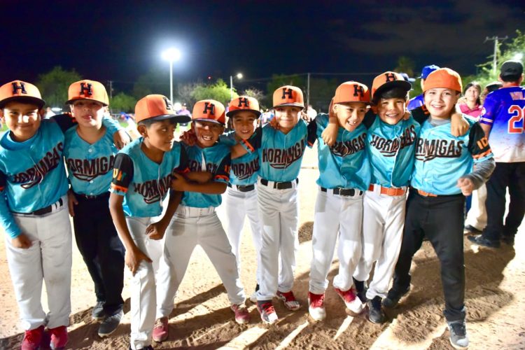 Inauguran el Torneo de Softbeis de la Liga Ejidal Oriente en La Victoria