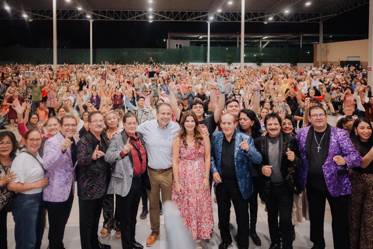 Celebran Patty Ruibal y Toño Astiazarán con más de tres mil adultos mayores con gran concierto de Los Apson