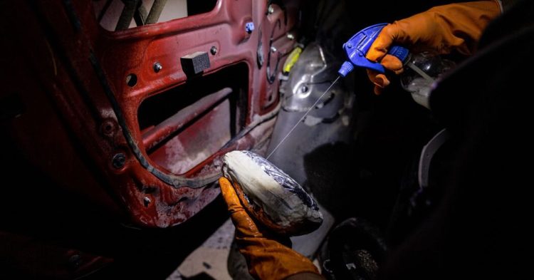 Compartimientos Secretos y Vigilantes del Cártel: Cómo Llega el Fentanilo a EE. UU.