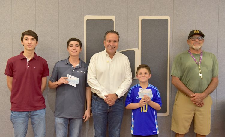 Apoya Toño Astiazarán a jóvenes deportistas para competencias internacionales